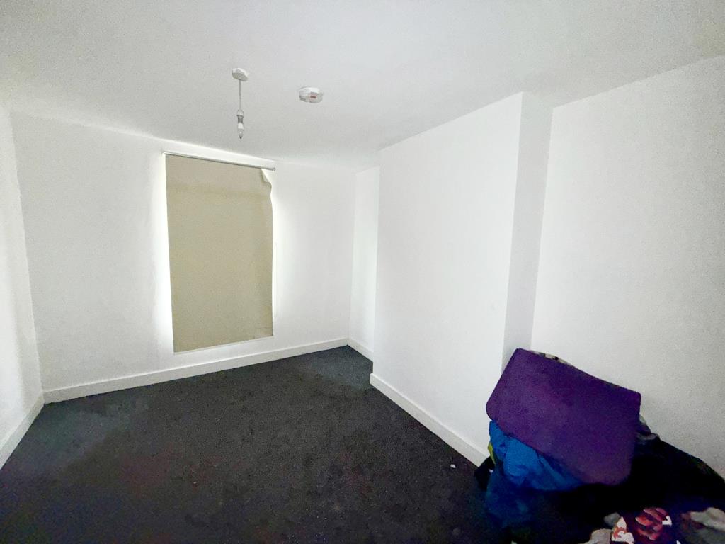 Lot: 165 - FOUR-BEDROOM HOUSE FOR REFURBISHMENT - Bedroom 1